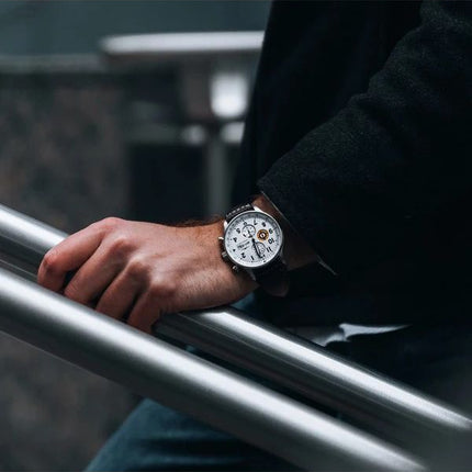 Montre pour homme AVI-8 Hawker Hurricane Classic chronographe classique à cadran blanc à quartz AV-4011-01