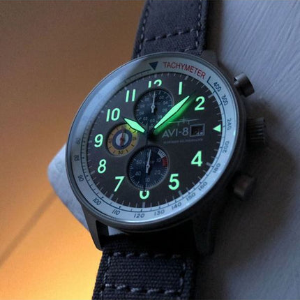 Montre pour homme AVI-8 Hawker Hurricane Classic Chronographe Fanion Bracelet en cuir bleu Cadran gris AV-4011-0F