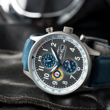 Montre pour homme AVI-8 Hawker Hurricane Classic Chronographe Fanion Bracelet en cuir bleu Cadran gris AV-4011-0F