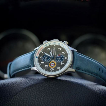 Montre pour homme AVI-8 Hawker Hurricane Classic Chronographe Fanion Bracelet en cuir bleu Cadran gris AV-4011-0F