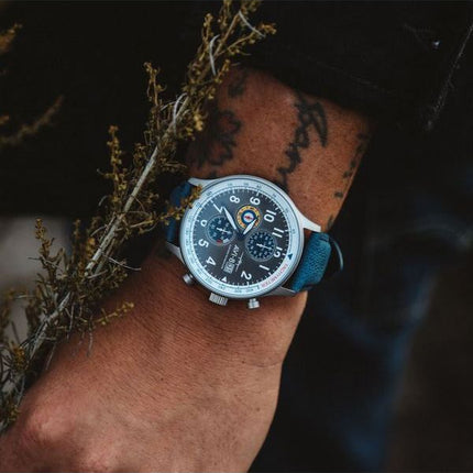 Montre pour homme AVI-8 Hawker Hurricane Classic Chronographe Fanion Bracelet en cuir bleu Cadran gris AV-4011-0F