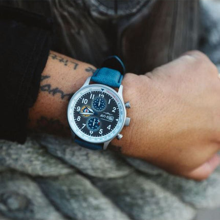 Montre pour homme AVI-8 Hawker Hurricane Classic Chronographe Fanion Bracelet en cuir bleu Cadran gris AV-4011-0F