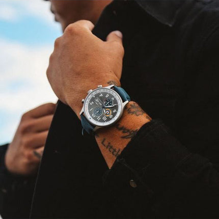 Montre pour homme AVI-8 Hawker Hurricane Classic Chronographe Fanion Bracelet en cuir bleu Cadran gris AV-4011-0F