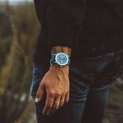 Montre pour homme AVI-8 Hawker Hurricane Classic Chronographe Fanion Bracelet en cuir bleu Cadran gris AV-4011-0F