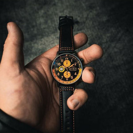 Montre pour homme AVI-8 Hawker Hurricane Classic Chronographe Noir Bracelet en cuir Cadran noir AV-4011-0R