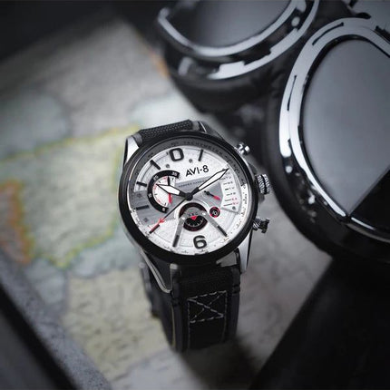 AVI-8 Hawker Harrier Double chronographe rétrograde Cadran blanc ivoire Quartz AV-4056-07 Montre pour homme