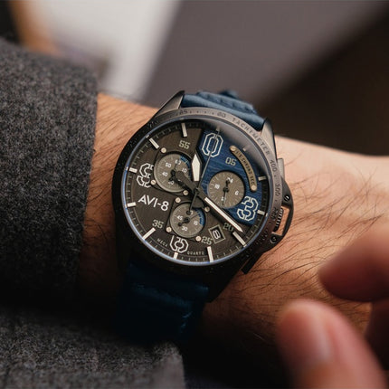 Montre Homme AVI-8 P-51 Mustang Blakeslee Chronograph Air Bracelet Cuir Bleu Cadran Gris Et Bleu Quartz AV-4077-04