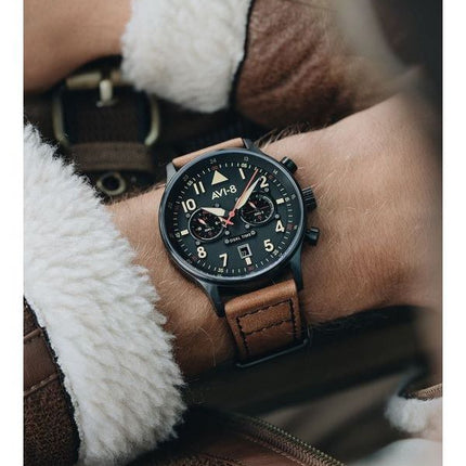 Montre pour homme AVI-8 Hawker Hurricane Carey Dual Time Debden à cadran noir à quartz AV-4088-03