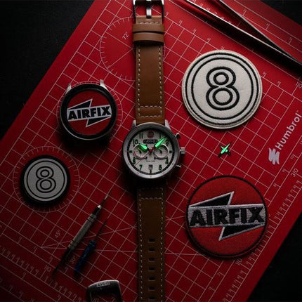 AVI-8 Hawker Hurricane Carey Dual Time Airfix Edition Bracelet en cuir argenté Cadran blanc Quartz AV-4088-06 Montre pour homme