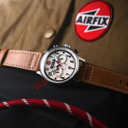 AVI-8 Hawker Hurricane Carey Dual Time Airfix Edition Bracelet en cuir argenté Cadran blanc Quartz AV-4088-06 Montre pour homme
