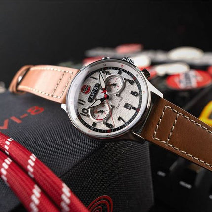 AVI-8 Hawker Hurricane Carey Dual Time Airfix Edition Bracelet en cuir argenté Cadran blanc Quartz AV-4088-06 Montre pour homme