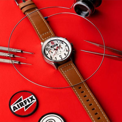 AVI-8 Hawker Hurricane Carey Dual Time Airfix Edition Bracelet en cuir argenté Cadran blanc Quartz AV-4088-06 Montre pour homme