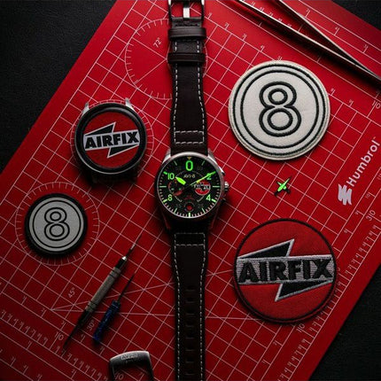 Montre pour homme AVI-8 Spitfire Lock Chronographe Airfix Edition Raven Cadran noir Quartz AV-4089-09
