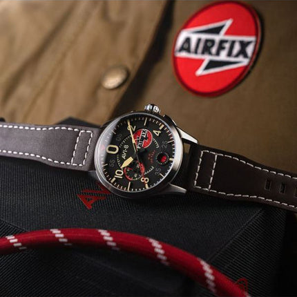 Montre pour homme AVI-8 Spitfire Lock Chronographe Airfix Edition Raven Cadran noir Quartz AV-4089-09