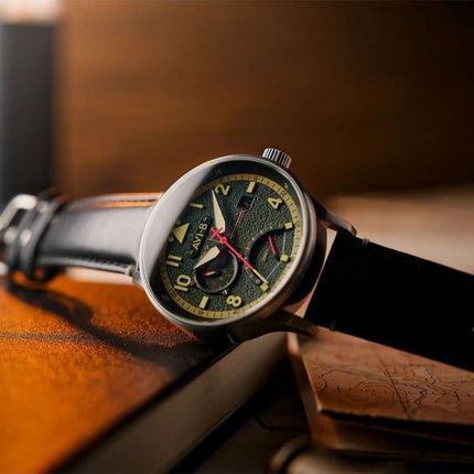 AVI-8 Hawker Hurricane Mckellar Dual Time Gothic Green Dial Quartz AV-4101-0A Montre pour homme avec bracelet supplémentaire