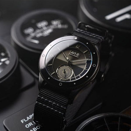 Montre pour homme AVI-8 Flyboy Airmaster Sector Meca-Quartz Bracelet en nylon noir de jais Cadran noir AV-4112-05