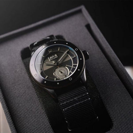 Montre pour homme AVI-8 Flyboy Airmaster Sector Meca-Quartz Bracelet en nylon noir de jais Cadran noir AV-4112-05