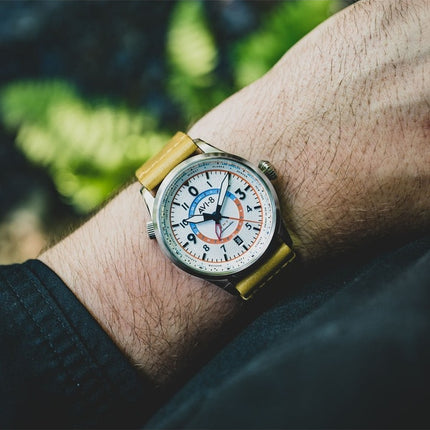 Montre pour homme AVI-8 Flyboy Wingman Worldtimer GMT automatique avec bracelet vert sable et cadran crème AV-4120-02 avec brace