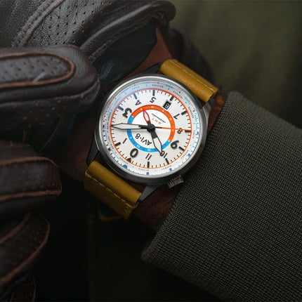 Montre pour homme AVI-8 Flyboy Wingman Worldtimer GMT automatique avec bracelet vert sable et cadran crème AV-4120-02 avec brace