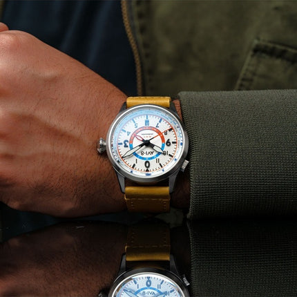 Montre pour homme AVI-8 Flyboy Wingman Worldtimer GMT automatique avec bracelet vert sable et cadran crème AV-4120-02 avec brace