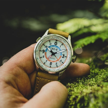 Montre pour homme AVI-8 Flyboy Wingman Worldtimer GMT automatique avec bracelet vert sable et cadran crème AV-4120-02 avec brace