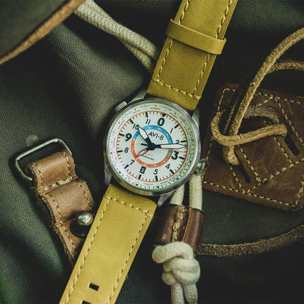 Montre pour homme AVI-8 Flyboy Wingman Worldtimer GMT automatique avec bracelet vert sable et cadran crème AV-4120-02 avec brace