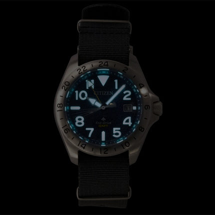 Montre homme Citizen Promaster Land GMT analogique, bracelet en nylon gris, cadran bleu marine, Eco-Drive BJ7150-09L, étanche à 200 m