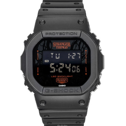 Montre homme Casio G-Shock Digital Stranger Things avec bracelet en résine biosourcée, mouvement à quartz DW-5600STT-1, étanche à 200 m.