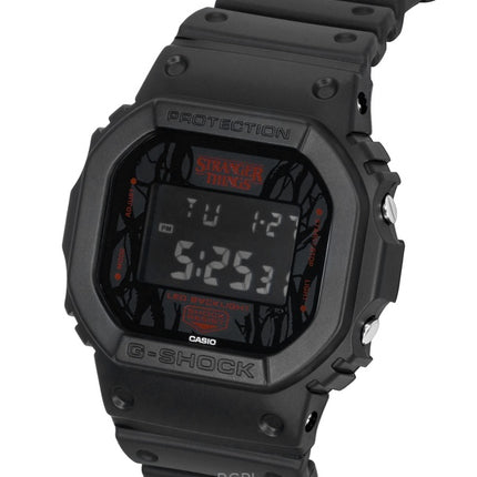 Montre homme Casio G-Shock Digital Stranger Things avec bracelet en résine biosourcée, mouvement à quartz DW-5600STT-1, étanche à 200 m.