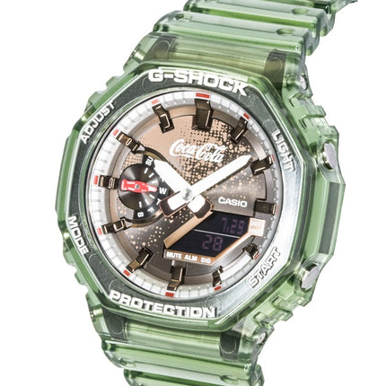 Montre homme Casio G-Shock Coca-Cola Collaboration, analogique-numérique, bracelet en résine biosourcée, cadran marron, mouvement à quartz GA-2100CC-3A, étanche à 200 m