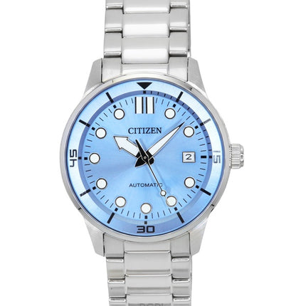 Montre homme Citizen NJ0191-83A automatique en acier inoxydable avec cadran bleu clair et bracelet en caoutchouc résistant aux chocs.