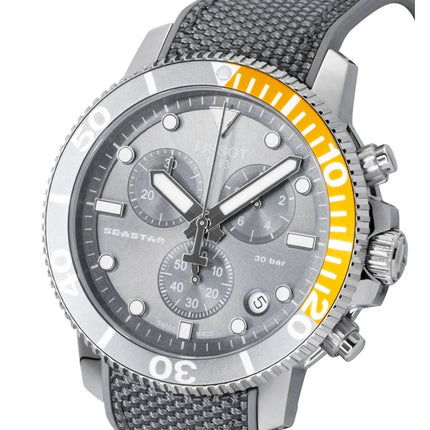 Montre homme Tissot Seastar 1000 Chronographe, bracelet en tissu, cadran noir, mouvement à quartz, étanche à 300 m (T120.417.17.081.01).